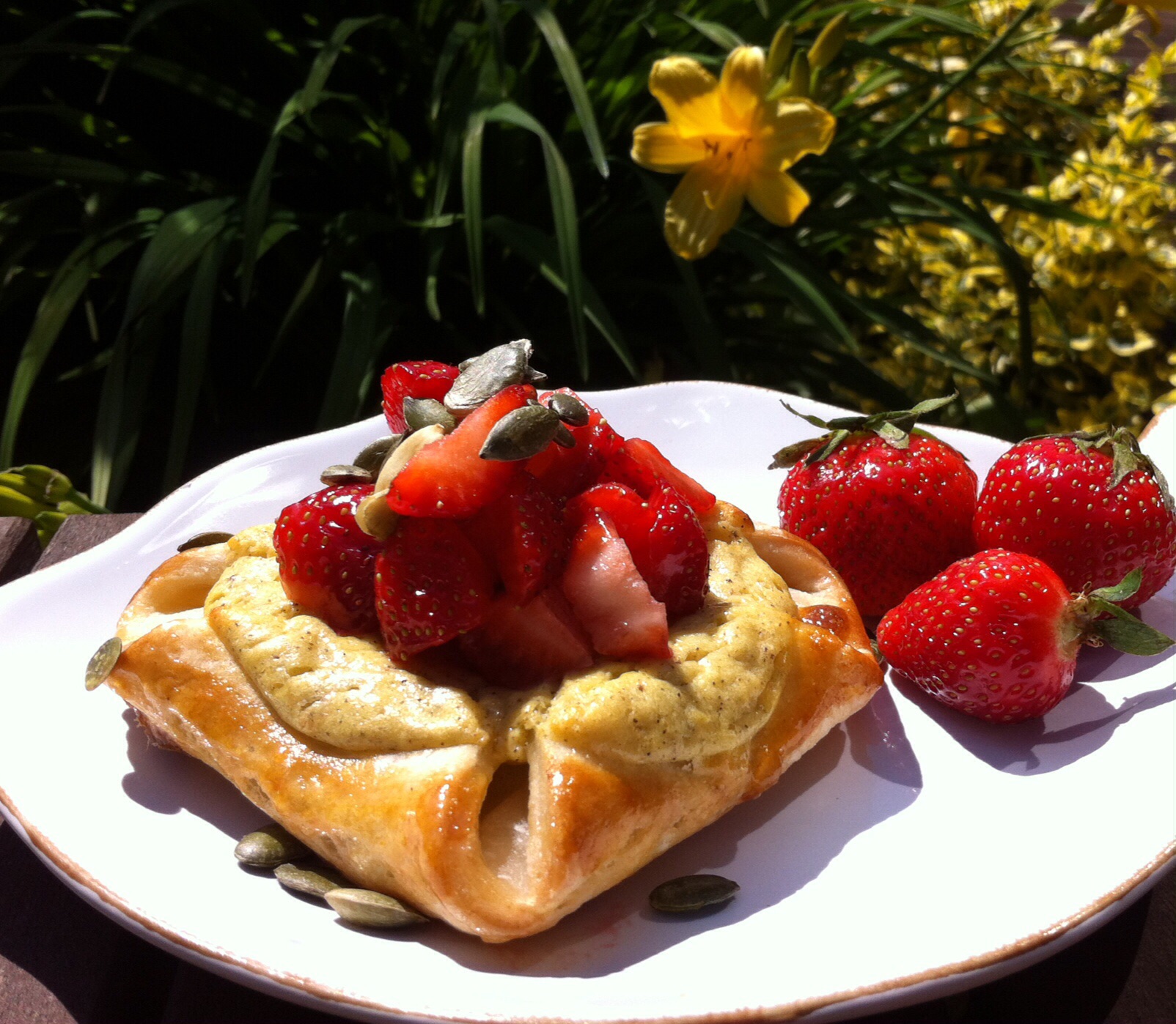 Quark-Plunderstücke mit Erdbeeren, glutenfreier Blätterteig ...