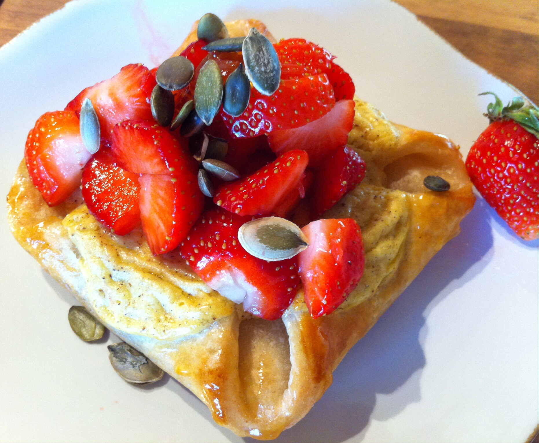 Quark-Plunderstücke mit Erdbeeren, glutenfreier Blätterteig ...