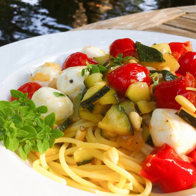 Spaghetti mit Zucchini/Tomaten/Mozzarella-Sauce - glutenfrei ...