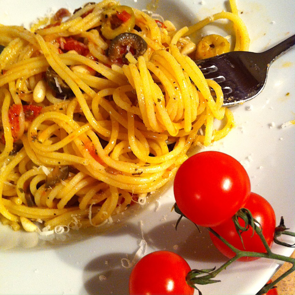 Spaghetti mit Tomaten-Oliven-Sauce - glutenfrei und schnell gekocht ...