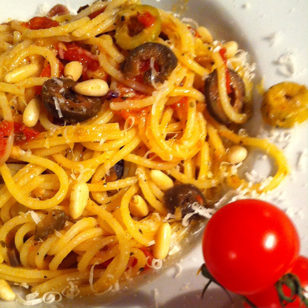 Spaghetti mit Tomaten-Oliven-Sauce - glutenfrei und schnell gekocht ...