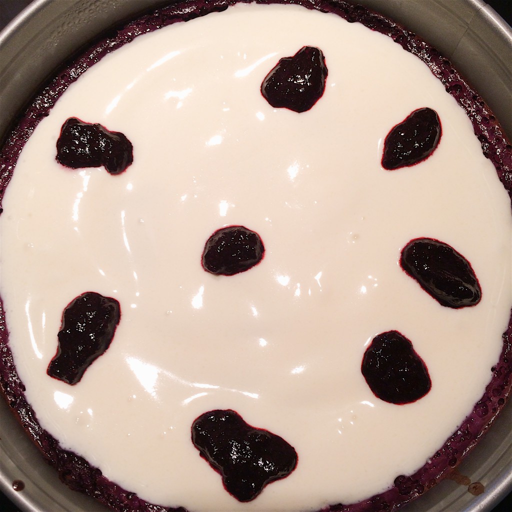 Heidelbeer-Käsekuchen mit Crème-fraîche-Glasur - glutenfrei ... Heidelbeer-Käsekuchen mit Crème-fraîche-Glasur - glutenfrei ...