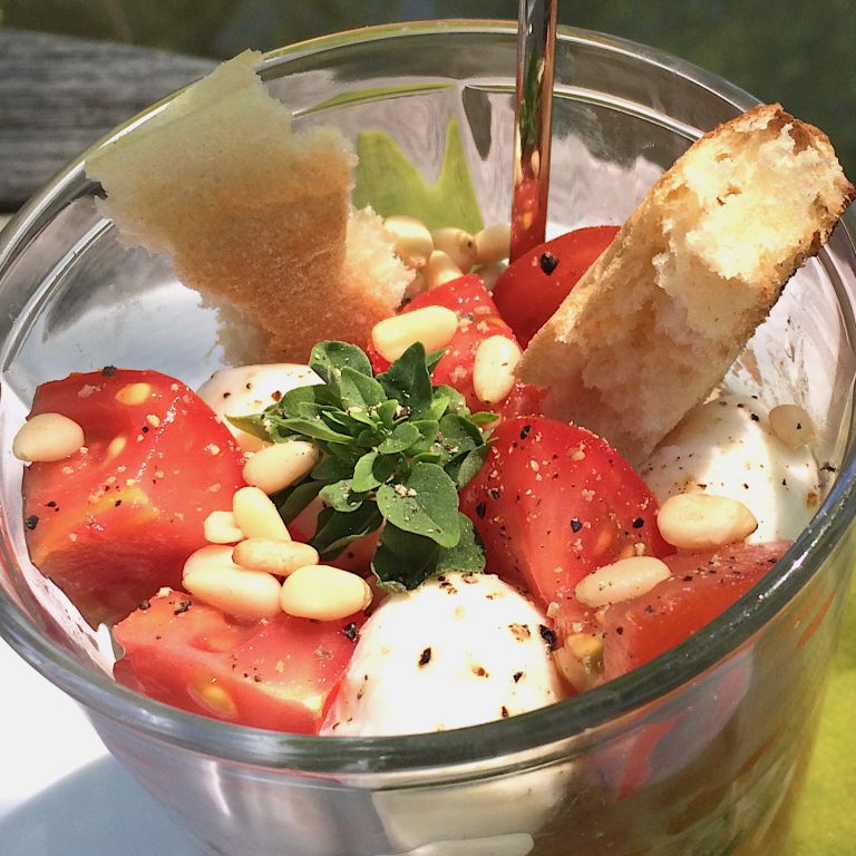 MozzarellaTomatenBrotSalat im Glas glutenfreie