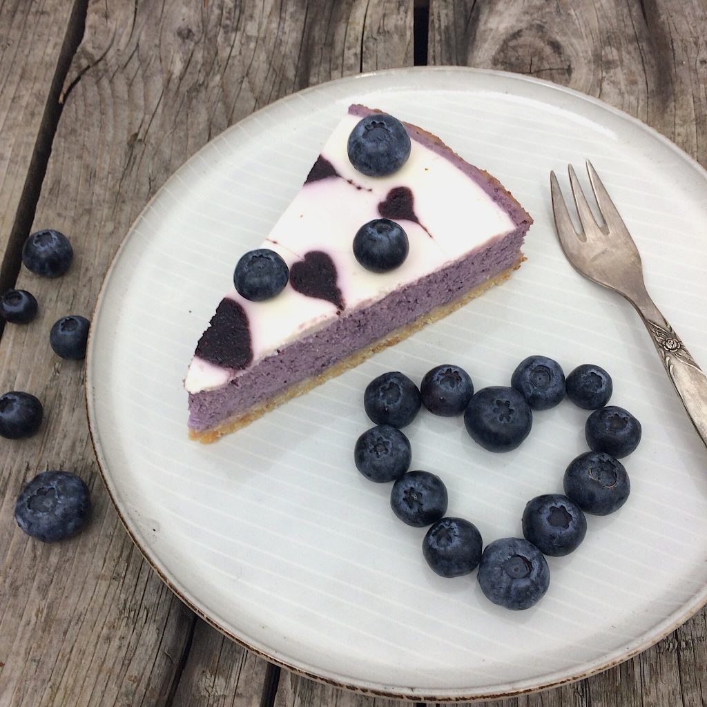 Heidelbeer-Käsekuchen mit Crème-fraîche-Glasur - glutenfrei ... Heidelbeer-Käsekuchen mit Crème-fraîche-Glasur - glutenfrei ...