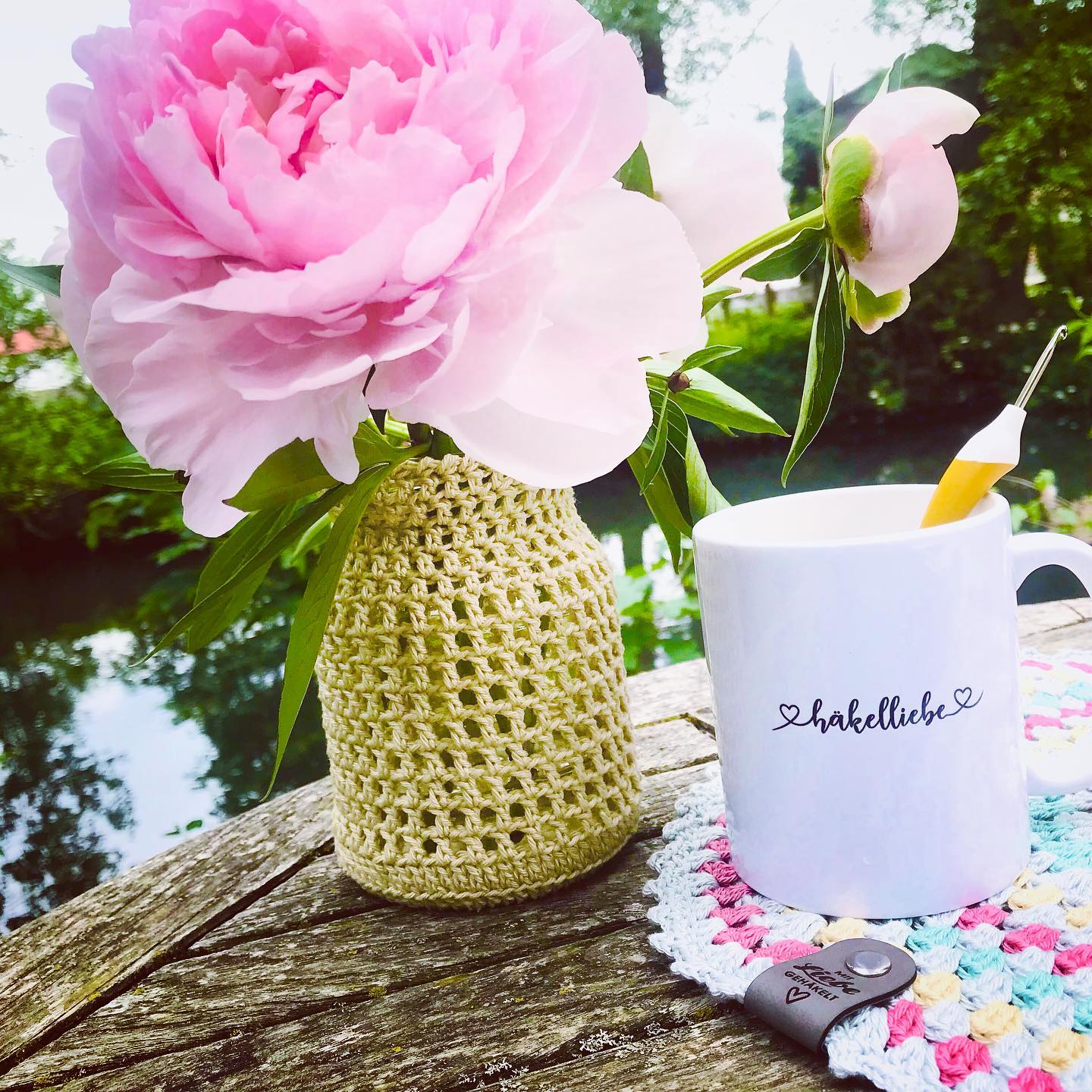 Werbung/Markennennung
🌸 noch schnell ein Gruß von meinem Gartentisch, bevor der nächste Regen kommt… 🌸 Mögt Ihr Pfingstrosen auch so gerne? Diese großen Blüten sind doch einfach wunderschön und das umhäkelte Joghurtglas als Vase passt perfekt dazu! 🌸 ich freue mich auf einen kreativen #sommertischcal und bin gespannt, wie Eure Sommertische dann aussehen 🌸 
Tasse ‚Häkelliebe‘ von @woll_stil 🌸 Baumwollgarn ‚Catania‘ von @schachenmayr - erhältlich bei @maschebeimasche 🌸 Häkelnadel ‚Swing‘ von @addi_by_selter 🌸 Kunstleder-Label ‚Mit Liebe gehäkelt‘ von @stolzausholz 🌸 #häkeln #häkelnmachtglücklich #häkelliebe #diy #sommertisch #woll_stil #stolzausholz #addifriends #schachenmayr #schachenmayrcatania #pfingstrosen #pfingstrosenliebe